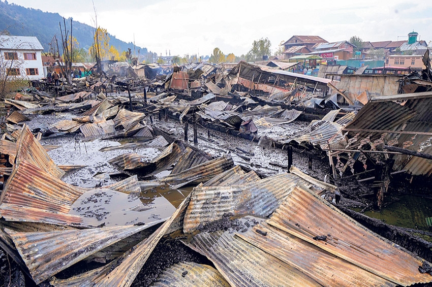 ਡੱਲ ਝੀਲ &rsquo;ਤੇ ਹਾਊਸਬੋਟਾਂ &rsquo;ਚ ਅੱਗ ਲੱਗੀ; ਤਿੰਨ ਵਿਦੇਸ਼ੀ ਸੈਲਾਨੀ ਹਲਾਕ