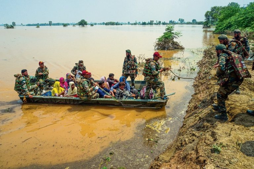 ਸਤਲੁਜ ਦਾ ਪਾਣੀ ਸਰਹੱਦੀ ਪਿੰਡਾਂ &rsquo;ਚ ਦਾਖ਼ਲ; ਘੱਗਰ ਨੇ ਸੰਗਰੂਰ ਜ਼ਿਲ੍ਹੇ ਨੂੰ ਲਪੇਟ &rsquo;ਚ ਲਿਆ