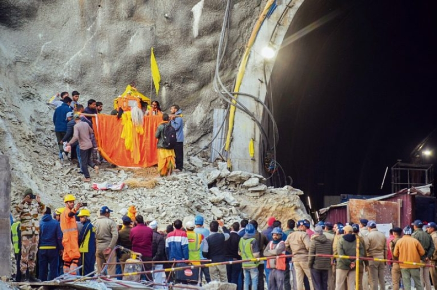 ਉੱਤਰਕਾਸ਼ੀ: ਸੁਰੰਗ &rsquo;ਚ ਫਸੇ ਕਾਮਿਆਂ ਨੂੰ ਕੱਢਣ ਦਾ ਕੰਮ ਮੁੜ ਰੁਕਿਆ
