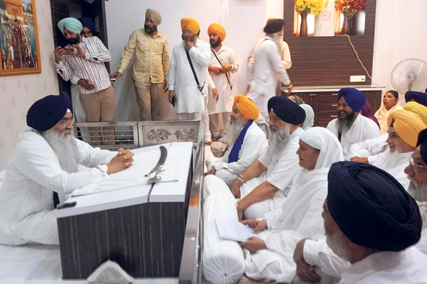 ਅਕਾਲੀ ਦਲ ਦੇ ਬਾਗ਼ੀ ਧੜੇ ਵੱਲੋਂ ਅਕਾਲ ਤਖ਼ਤ &rsquo;ਤੇ ਖਿਮਾ ਯਾਚਨਾ