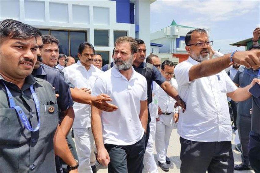 ਮਨੀਪੁਰ ਦਾ ਦੋ ਦਿਨਾਂ ਦੌਰਾ: ਪੁਲੀਸ ਵੱਲੋਂ ਘੰਟਿਆਂਬੱਧੀ ਰੋਕੇ ਜਾਣ ਬਾਅਦ ਰਾਹੁਲ ਗਾਂਧੀ ਹੈਲੀਕਾਪਟਰ &rsquo;ਤੇ ਪੀੜਤਾਂ ਕੋਲ ਪੁੱਜੇ