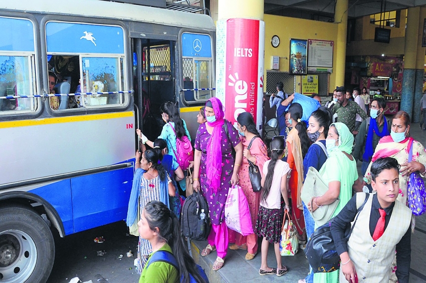 ਪੰਜਾਬ &rsquo;ਚ ਰੋਜ਼ਾਨਾ ਪੌਣੇ ਚਾਰ ਲੱਖ ਔਰਤਾਂ ਲੈ ਰਹੀਆਂ ਨੇ ਮੁਫ਼ਤ ਬੱਸ ਸਫ਼ਰ ਦਾ ਲਾਹਾ