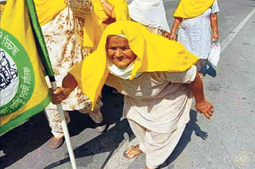 ਥੱਪੜ ਕਾਂਡ: ਮਹਿਲਾ ਸਿਪਾਹੀ ਦੀ ਪਿੱਠ &rsquo;ਤੇ ਆਈ ਬਿਰਧ ਮਹਿੰਦਰ ਕੌਰ