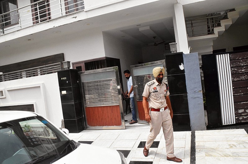 ਐੱਸ.ਟੀ.ਐੱਫ.ਵੱਲੋਂ ਡਰੱਗ ਇੰਸਪੈਕਟਰ ਦੇ ਟਿਕਾਣਿਆਂ &rsquo;ਤੇ ਛਾਪੇ