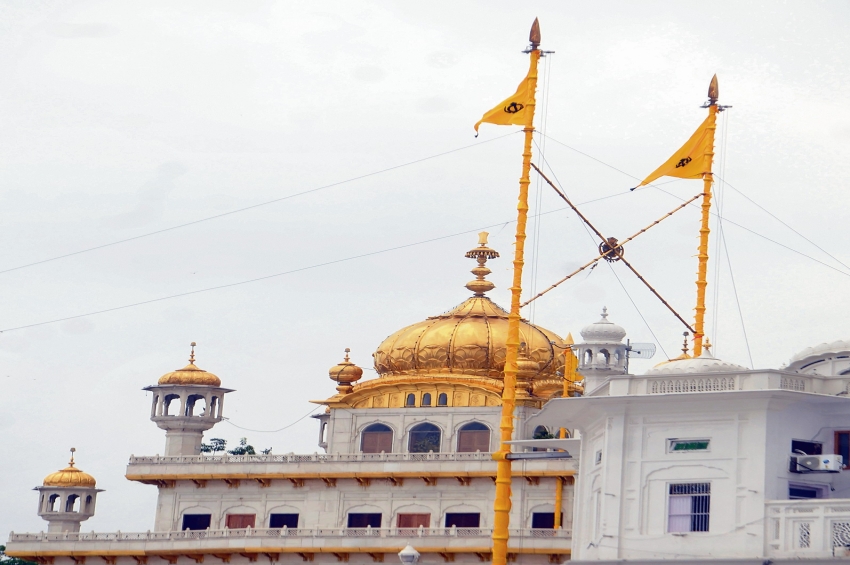 ਸ੍ਰੀ ਹਰਿਮੰਦਰ ਸਾਹਿਬ &rsquo;ਚ 13 ਨਿਸ਼ਾਨ ਸਾਹਿਬਾਨ ਦੇ ਚੋਲੇ ਬਸੰਤੀ ਰੰਗ ਵਿੱਚ ਬਦਲੇ