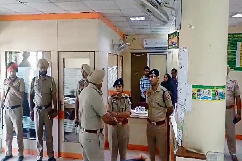 ਬੈਂਕ ਵਿੱਚੋਂ ਨਕਾਬਪੋਸ਼ਾਂ ਨੇ 15 ਲੱਖ ਰੁਪਏ ਖੋਹੇ