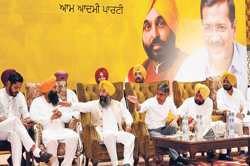 ਜ਼ਿਮਨੀ ਚੋਣਾਂ ਦੀ ਰਣਨੀਤੀ ਘੜਨ ਲਈ ਪਾਠਕ ਵੱਲੋਂ ਚਰਚਾ