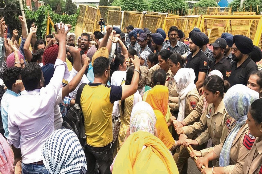 ਮੁੱਖ ਮੰਤਰੀ ਦੀ ਕੋਠੀ ਵੱਲ ਵਧਦੇ ਗੈਸਟ ਫੈਕਲਟੀ ਪ੍ਰੋਫੈਸਰਾਂ ਨਾਲ ਖਿੱਚ-ਧੂਹ