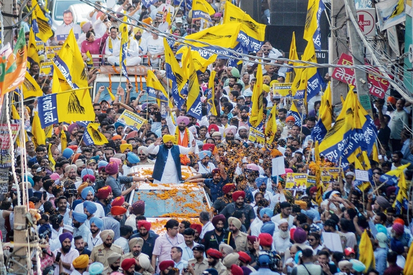 ਮੁੱਖ ਮੰਤਰੀ ਨੇ ਰੋਡ ਸ਼ੋਅ ਦੌਰਾਨ ਵਿਰੋਧੀਆਂ &rsquo;ਤੇ ਨਿਸ਼ਾਨੇ ਸੇਧੇ