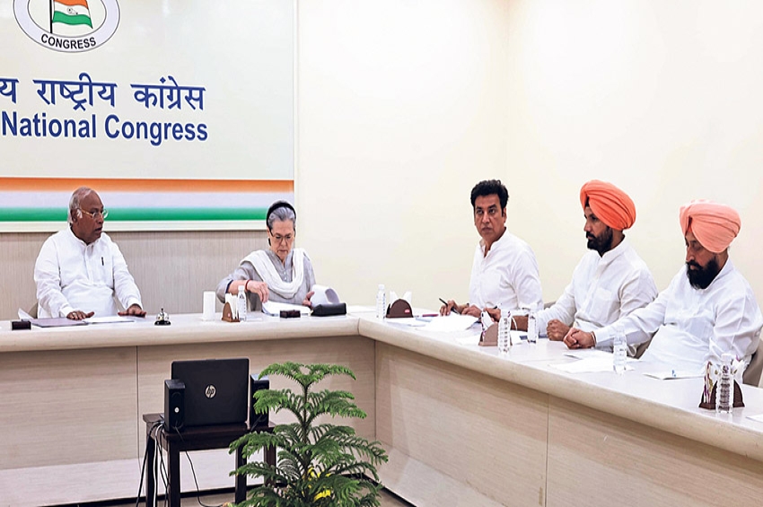 ਕਾਂਗਰਸ ਦੀ ਕੇਂਦਰੀ ਚੋਣ ਕਮੇਟੀ ਦੀ ਮੀਟਿੰਗ &rsquo;ਚ ਉਮੀਦਵਾਰਾਂ ਬਾਰੇ ਚਰਚਾ