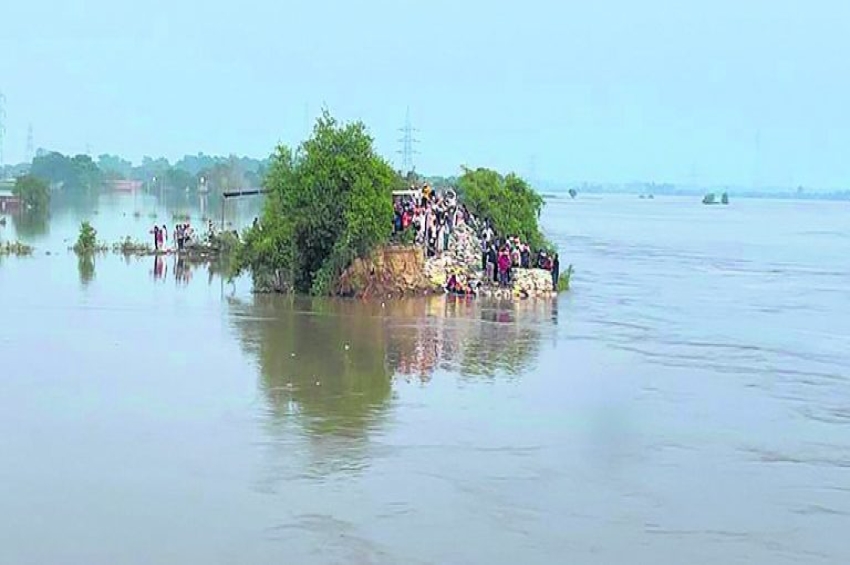 ਹੜ੍ਹ : ਜ਼ੀਰੋ ਲਾਈਨ ਨੇੜਲੇ ਦਰਜਨਾਂ ਪਿੰਡ ਖਾਲੀ ਹੋਏ