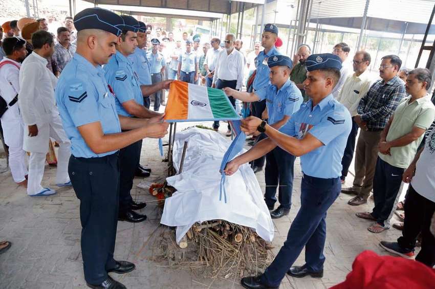 ਹਵਾਈ ਸੈਨਾ ਦੇ ਸੇਵਾਮੁਕਤ ਅਧਿਕਾਰੀ ਦਾ ਸਰਕਾਰੀ ਸਨਮਾਨਾਂ ਨਾਲ ਸਸਕਾਰ