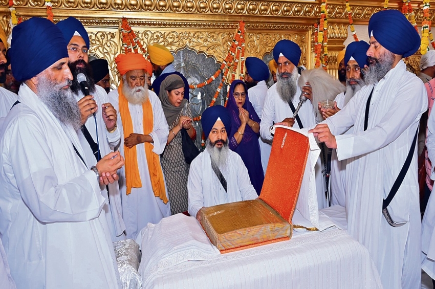 ਜ਼ਖ਼ਮੀ ਸਰੂਪ ਹਫ਼ਤਾ ਪਹਿਲਾਂ ਸੰਗਤ ਦੇ ਦਰਸ਼ਨਾਂ ਲਈ ਰੱਖਣ ਦਾ ਮਾਮਲਾ ਭਖ਼ਿਆ