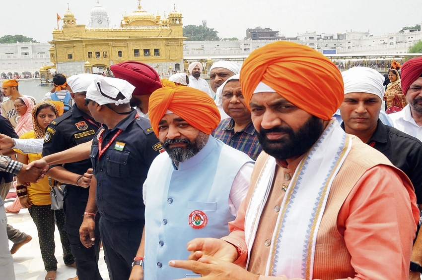 ਹਰਿਆਣਾ ਦੇ ਮੁੱਖ ਮੰਤਰੀ ਨੇ ਸ੍ਰੀ ਹਰਿਮੰਦਰ ਸਾਹਿਬ ਮੱਥਾ ਟੇਕਿਆ