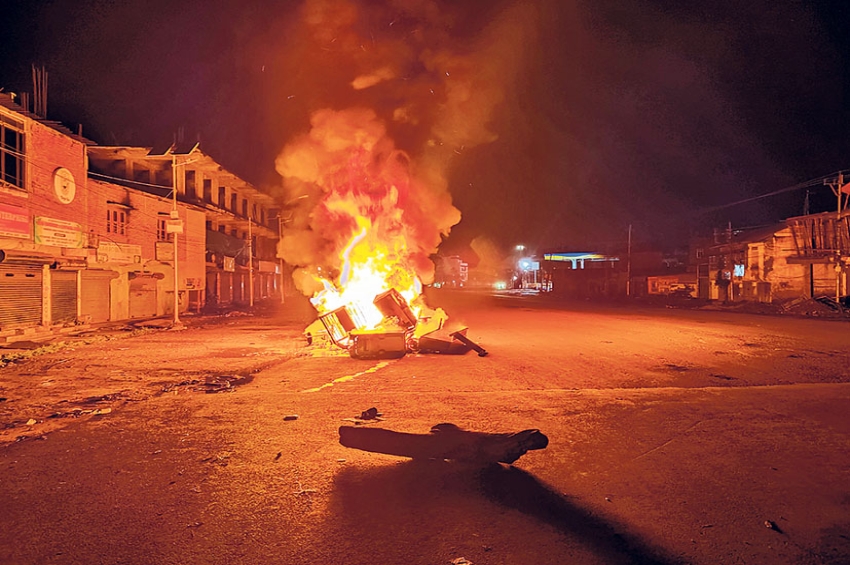 ਮਨੀਪੁਰ:ਹਿੰਸਕ ਭੀੜ ਵੱਲੋਂ ਭਾਜਪਾ ਆਗੂਆਂ ਦੇ ਘਰ ਸਾੜਨ ਦੀ ਕੋਸ਼ਿਸ਼