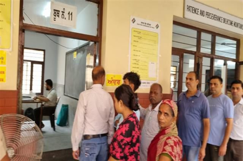 ਜਲੰਧਰ ਪੱਛਮੀ ਵਿਧਾਨ ਸਭਾ ਹਲਕੇ ਵਿੱਚ ਵੋਟਾਂ ਪੈਣੀਆਂ ਸ਼ੁਰੂ; ਸ਼ਾਮ ਛੇ ਵਜੇ ਤਕ ਪੈਣਗੀਆਂ ਵੋਟਾਂ