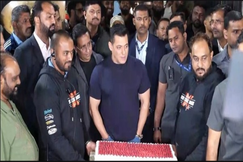 60 ਵਰ੍ਹਿਆਂ ਦਾ ਹੋਇਆ ਸਲਮਾਨ ਖਾਨ, ਪਨਵੇਲ ਫਾਰਮ ਹਾਊਸ &rsquo;ਤੇ ਮੀਡੀਆ ਨਾਲ ਕੱਟਿਆ ਕੇਕ