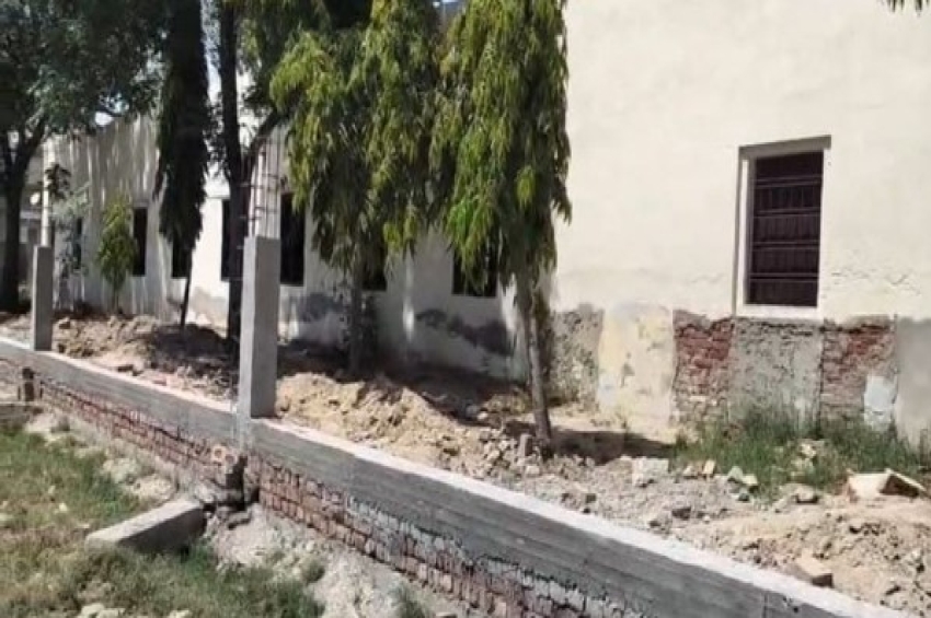 ਨਵੀਂ ਚਾਰਦੀਵਾਰੀ: ਸਕੂਲ ਅਧਿਆਪਕਾਂ &rsquo;ਤੇ ਪਈ ਭਾਰੀ ਫੰਡ ਵਾਪਸ ਲੈਣ ਕਾਰਨ ਕੰਧਾਂ ਦੀ ਉਸਾਰੀ ਦੇ ਪੈਸੇ ਅਧਿਆਪਕ ਪੱਲਿਓਂ ਦੇਣ ਲਈ ਮਜਬੂਰ