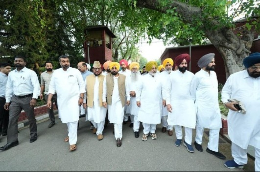ਰਾਜ ਸਭਾ ਮੈਂਬਰਾਂ ਦੇ ਦਲ-ਬਦਲੀ ਮਾਮਲੇ &rsquo;ਤੇ ਮੁੱਖ ਮੰਤਰੀ ਮਾਨ ਅੱਜ ਰਾਸ਼ਟਰਪਤੀ ਨੂੰ ਮਿਲਣਗੇ ਵਿਧਾਇਕਾਂ ਦੇ ਕਾਫ਼ਲੇ ਸਮੇਤ ਦਿੱਲੀ ਰਵਾਨਾ; Recall ਕਰਨ ਦੀ ਰੱਖਣਗੇ ਮੰਗ