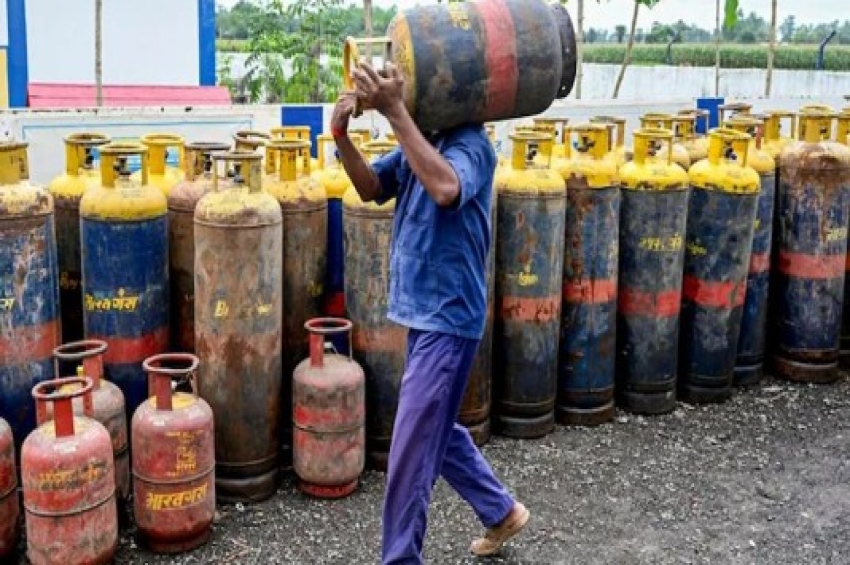 LPG Cylinder Price Hike: ਮਹਿੰਗਾਈ ਦੀ ਮਾਰ: ਢਾਬਿਆਂ ਤੇ ਹੋਟਲਾਂ &rsquo;ਚ ਖਾਣਾ ਹੋਵੇਗਾ ਮਹਿੰਗਾ; ਕਮਰਸ਼ੀਅਲ ਗੈਸ ਸਿਲੰਡਰ 42 ਰੁਪਏ ਮਹਿੰਗਾ ਦਿੱਲੀ &rsquo;ਚ ਕੀਮਤ 3113.50 ਰੁਪਏ: ਘਰੇਲੂ ਸਿਲੰਡਰਾਂ ਦੀਆਂ ਕੀਮਤਾਂ ਸਥਿਰ