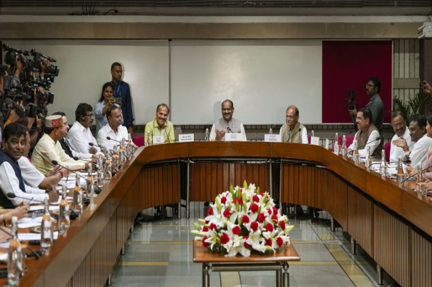 ਮੌਨਸੂਨ ਸੈਸ਼ਨ ਦੌਰਾਨ ਸੰਸਦ &rsquo;ਚ ਨਿਯਮਾਂ ਤਹਿਤ ਹਰ ਮਸਲੇ &rsquo;ਤੇ ਚਰਚਾ ਲਈ ਤਿਆਰ: ਸਰਕਾਰ ਨੇ ਸਰਬ ਪਾਰਟੀ ਮੀਟਿੰਗ &rsquo;ਚ ਕਿਹਾ