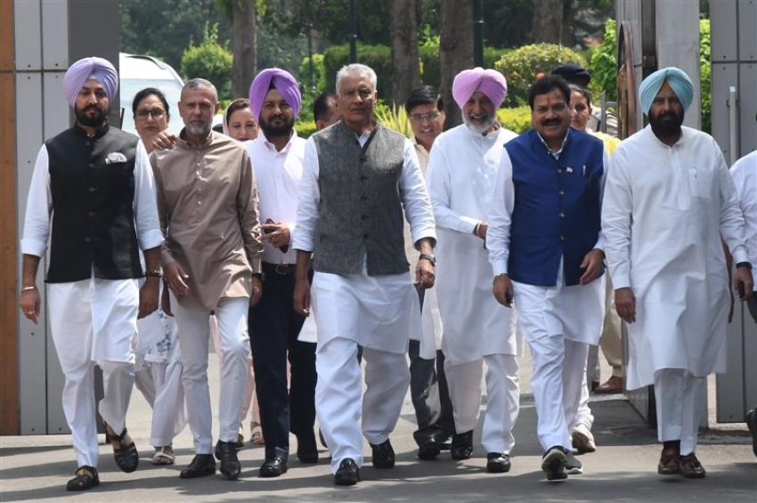 ਪੰਜਾਬ &rsquo;ਚ ਹੜ੍ਹਾਂ ਦੇ ਮਾਮਲੇ &rsquo;ਤੇ ਭਾਜਪਾ ਵਫ਼ਦ ਰਾਜਪਾਲ ਨੂੰ ਮਿਲਿਆ