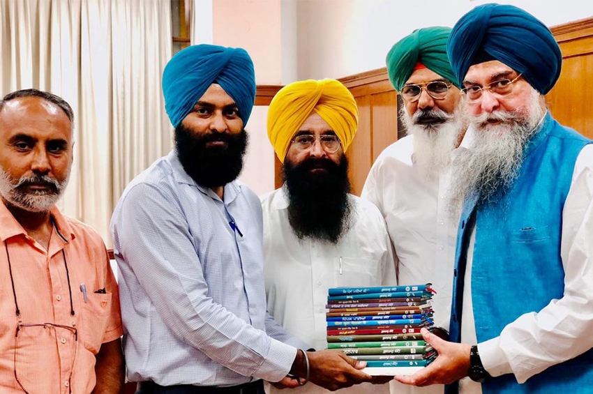 ਪੰਜਾਬੀ ਲੇਖਕ ਗੁਰਭਜਨ ਗਿੱਲ ਦੀਆਂ ਸਭ ਕਿਤਾਬਾਂ ਪੰਜਾਬ ਵਿਧਾਨ ਸਭਾ ਦੀ ਲਾਇਬ੍ਰੇਰੀ ਲਈ ਸਪੀਕਰ ਸੰਧਵਾਂ ਅਤੇ ਖੇਤੀਬਾੜੀ ਮੰਤਰੀ ਖੁੱਡੀਆਂ ਰਾਹੀਂ ਭੇਂਟ