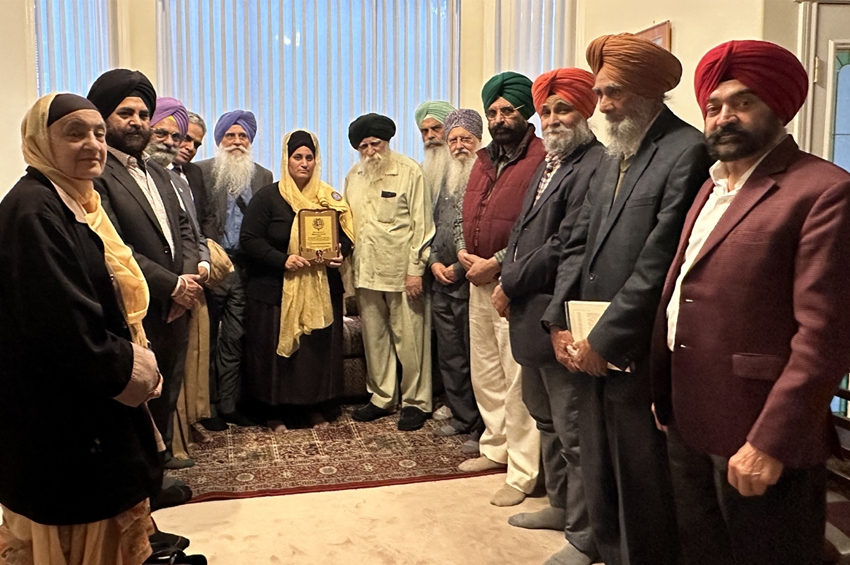 ਸਰੀ ਵਿਖੇ ਨਾਮਵਰ ਅਦੀਬ ਡਾ. ਅਖ਼ਤਰ ਹੁਸੈਨ ਸੰਧੂ ਅਤੇ ਡਾ. ਪਰਮਜੀਤ ਕੌਰ ਦਾ ਸਨਮਾਨ